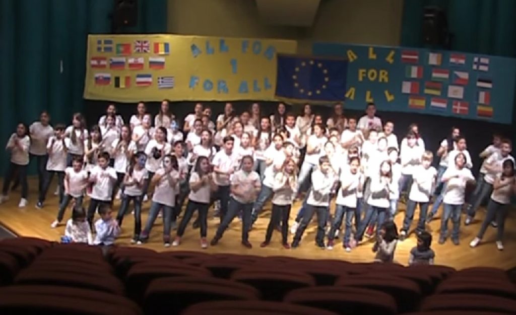 “Give Greece a chance” τραγουδούν δεκάδες παιδιά! (ΒΙΝΤΕΟ)