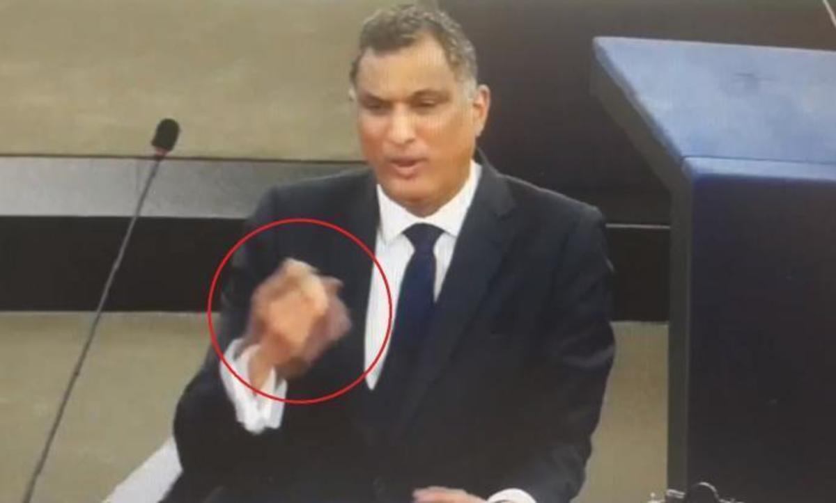 Η… άσεμνη χειρονομία Βρετανού ευρωβουλευτή στον Γκι Φερχόφστατ – ΒΙΝΤΕΟ