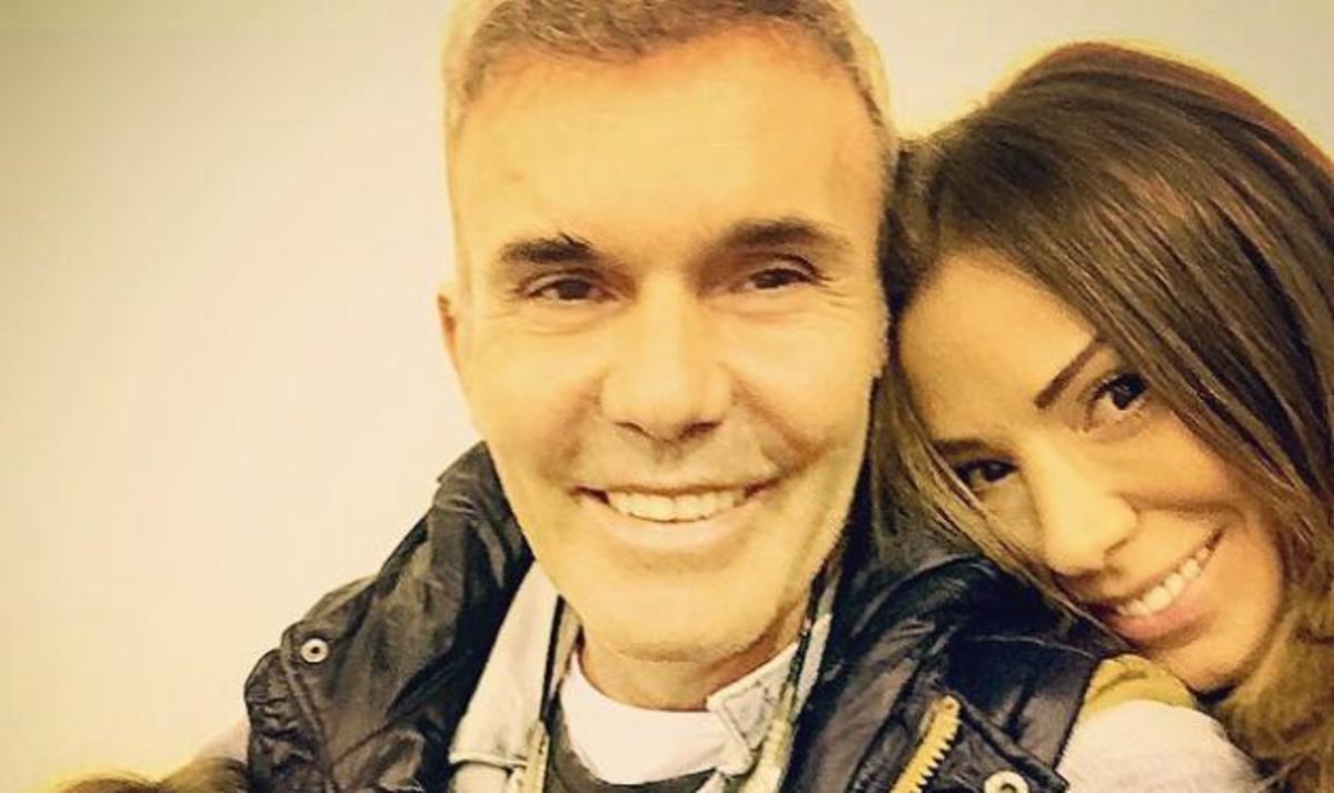 Στέλιος Ρόκκος: Live εμφάνιση με την κούκλα σύντροφό του να τον χειροκροτά!