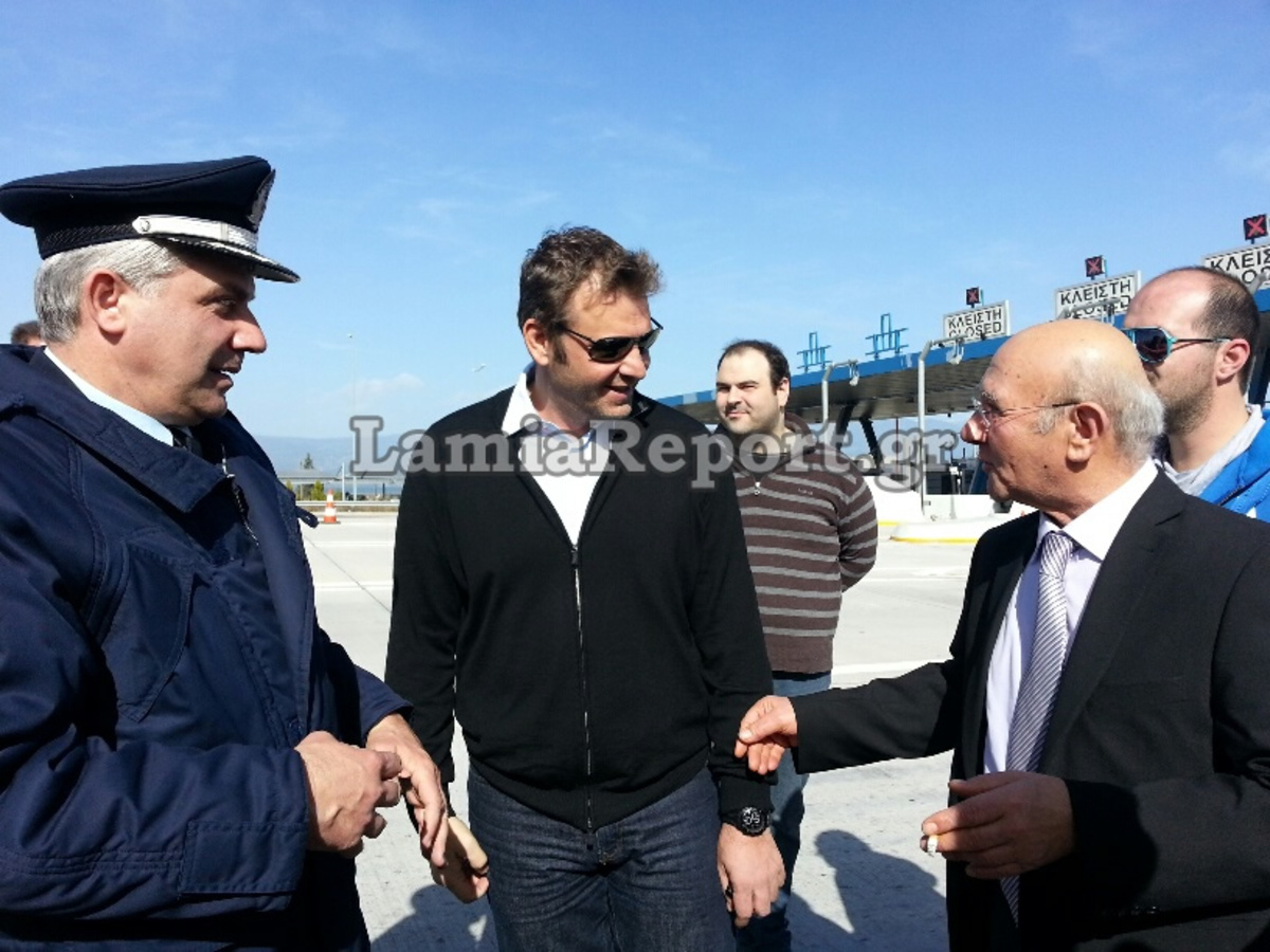 Ο Γκλέτσος στο πλευρό των αγροτών – Μοίρασαν ρύζι και φυλλάδια στα διόδια (VIDEO)