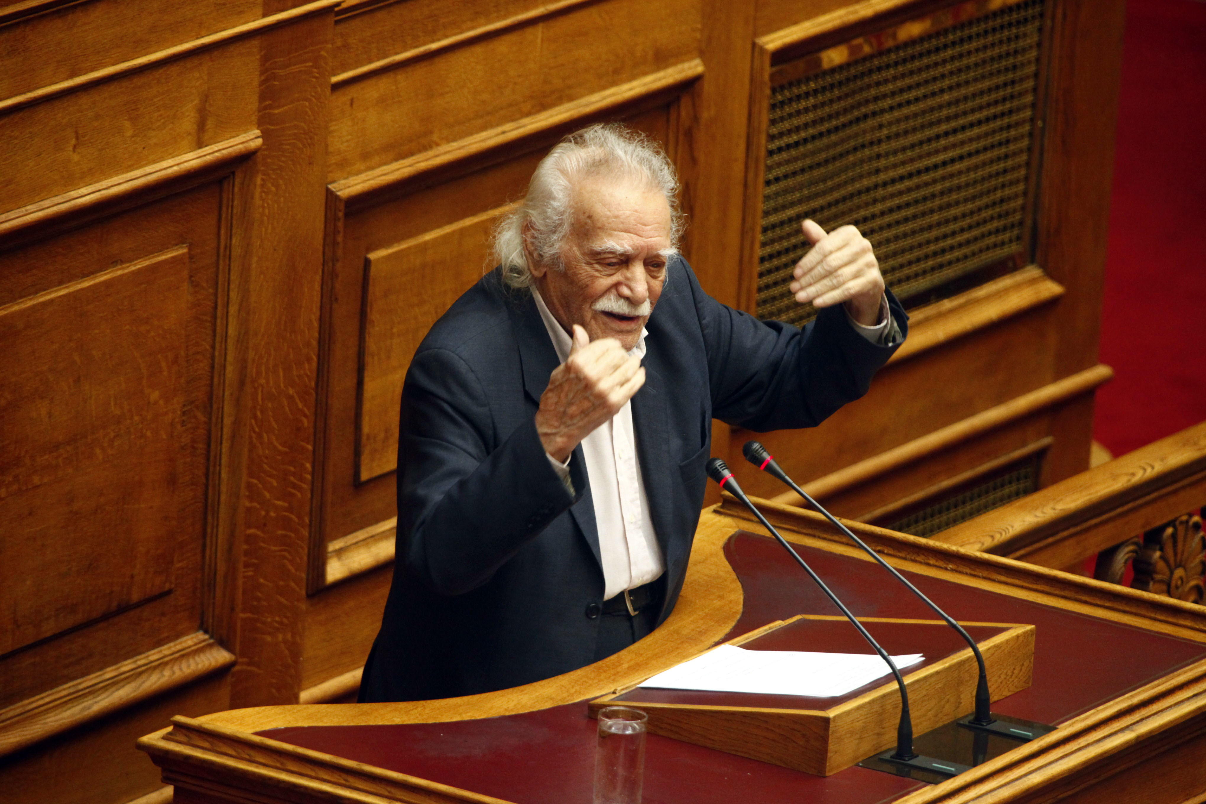 Επανέρχεται ο Μ. Γλέζος για τις γερμανικές αποζημιώσεις με δύο επιστολές