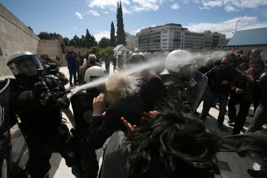 Ο Μ. Γλέζος την ώρα που δέχεται την επίθεση με χημικά. ΦΩΤΟ EUROKINISSI