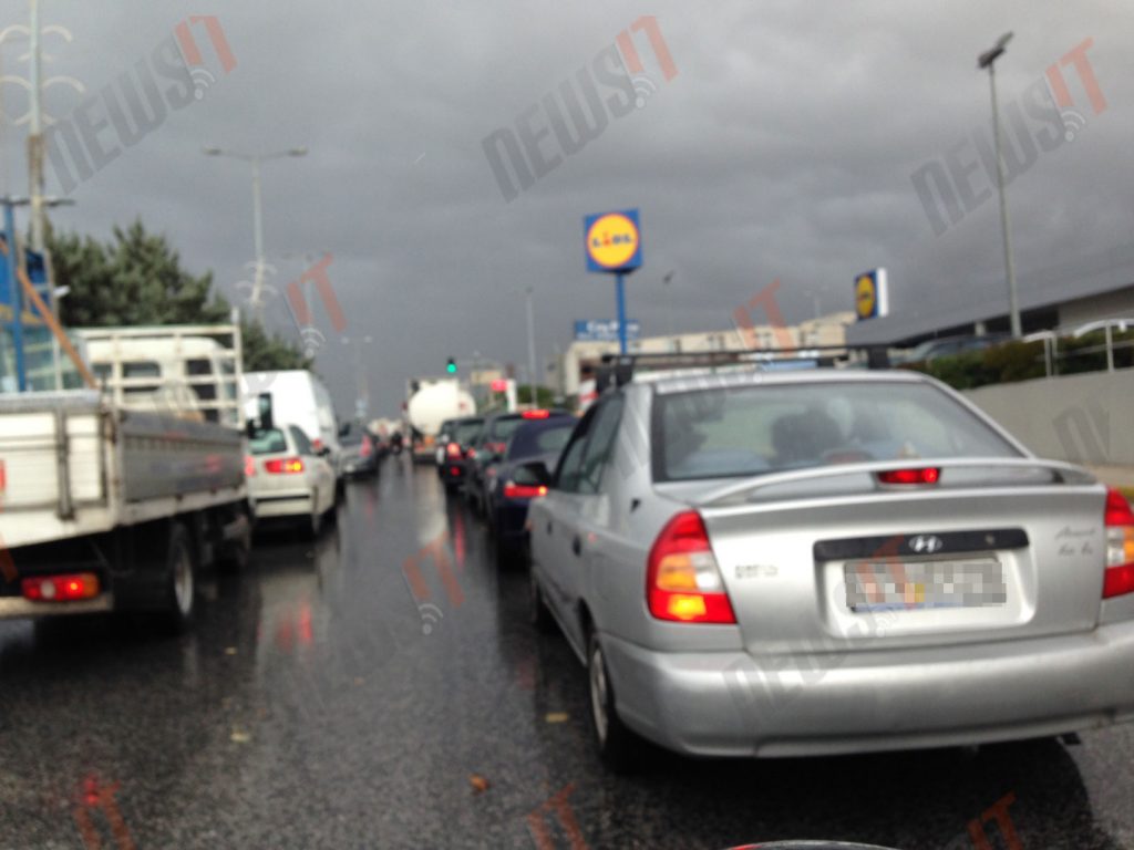 Βροχή και μποτιλιάρισμα! Χαμός στους δρόμους – 5 χλμ η ουρά στην παραλιακή προς Πειραιά – Μόνο με… καγιάκ η κίνηση στη διαδόχου Παύλου στη Γλυφάδα!