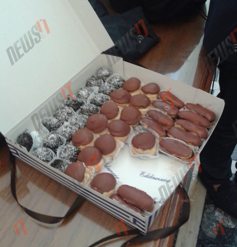 Κλείνει τα 50 και κερνούσε γλυκά στη Βουλή! – ΦΩΤΟ