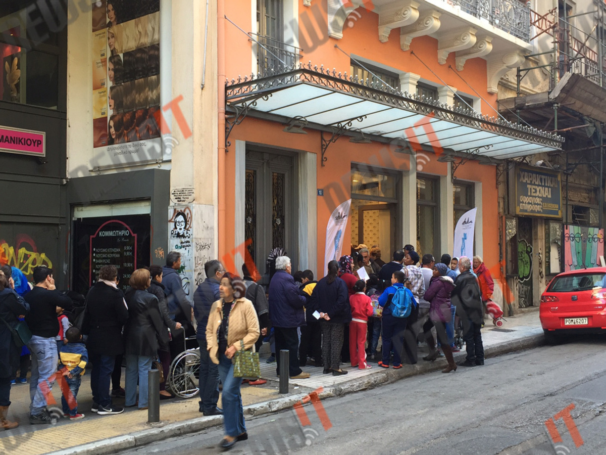 Συνωστισμός στο κέντρο της Αθήνας για 4 δωρεάν γκοφρέτες! [pics, vid]