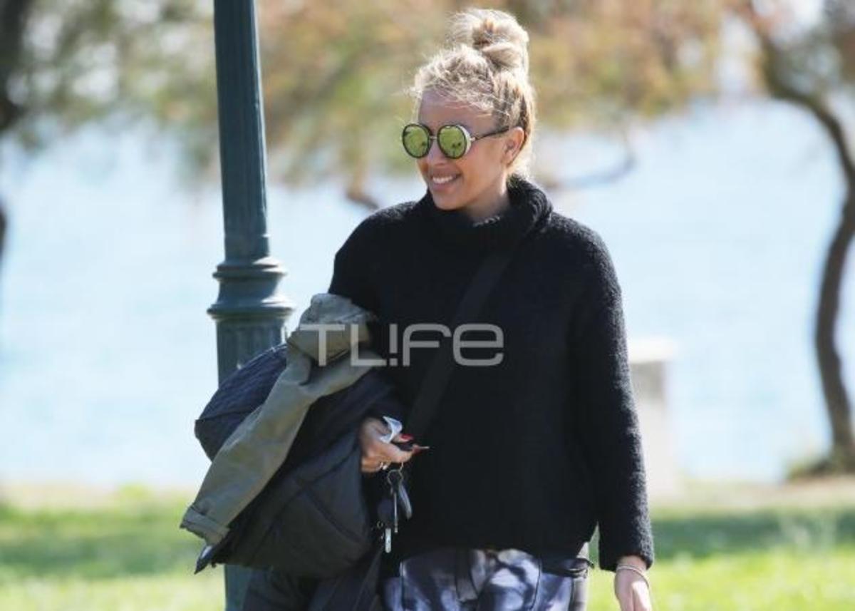 Γωγώ Μαστροκώστα: Βόλτα στην αγαπημένη της παραλία!