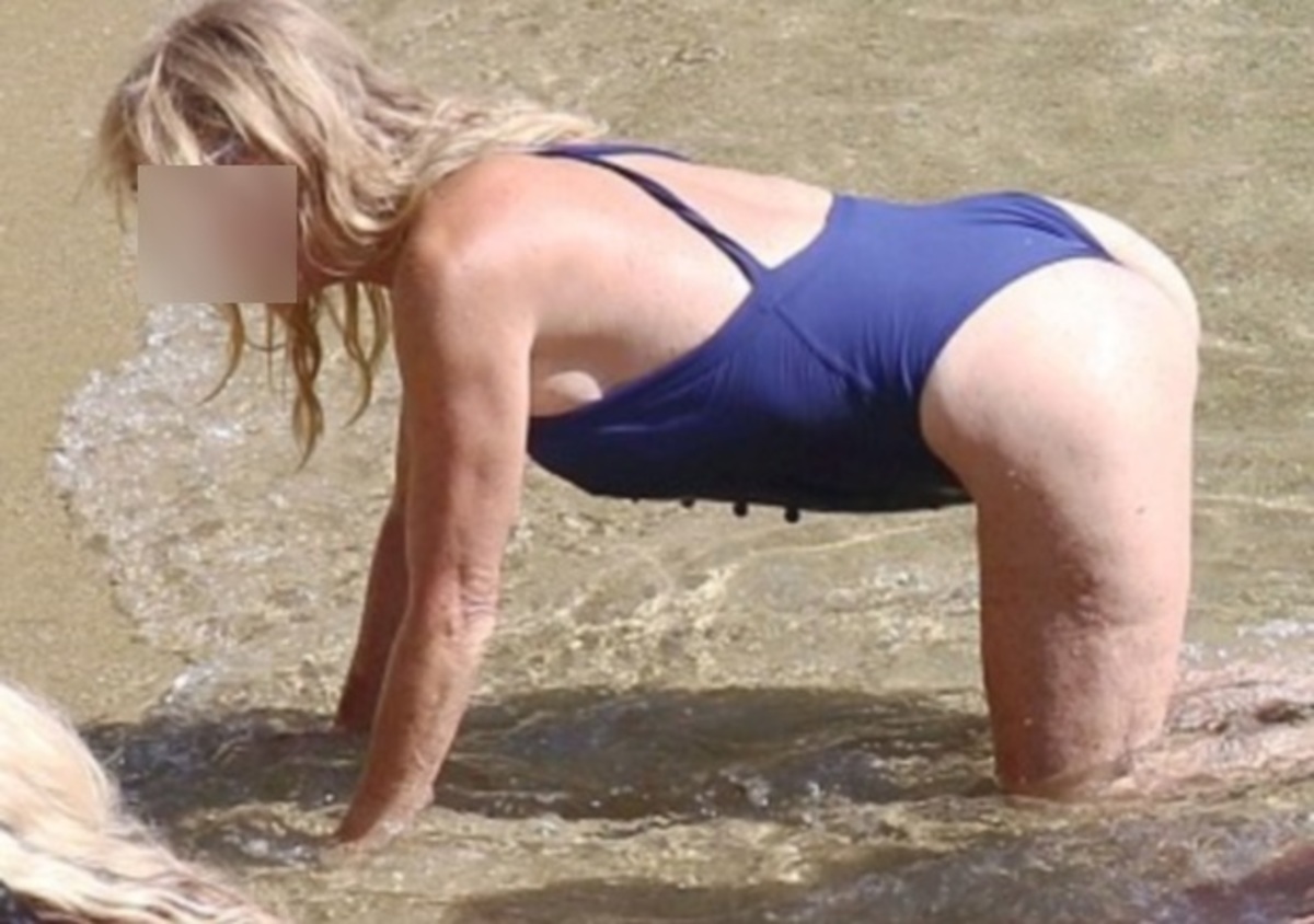 “Παίζει” με sexy στάσεις στην άμμο της Σκιάθου στα 69 της χρόνια!