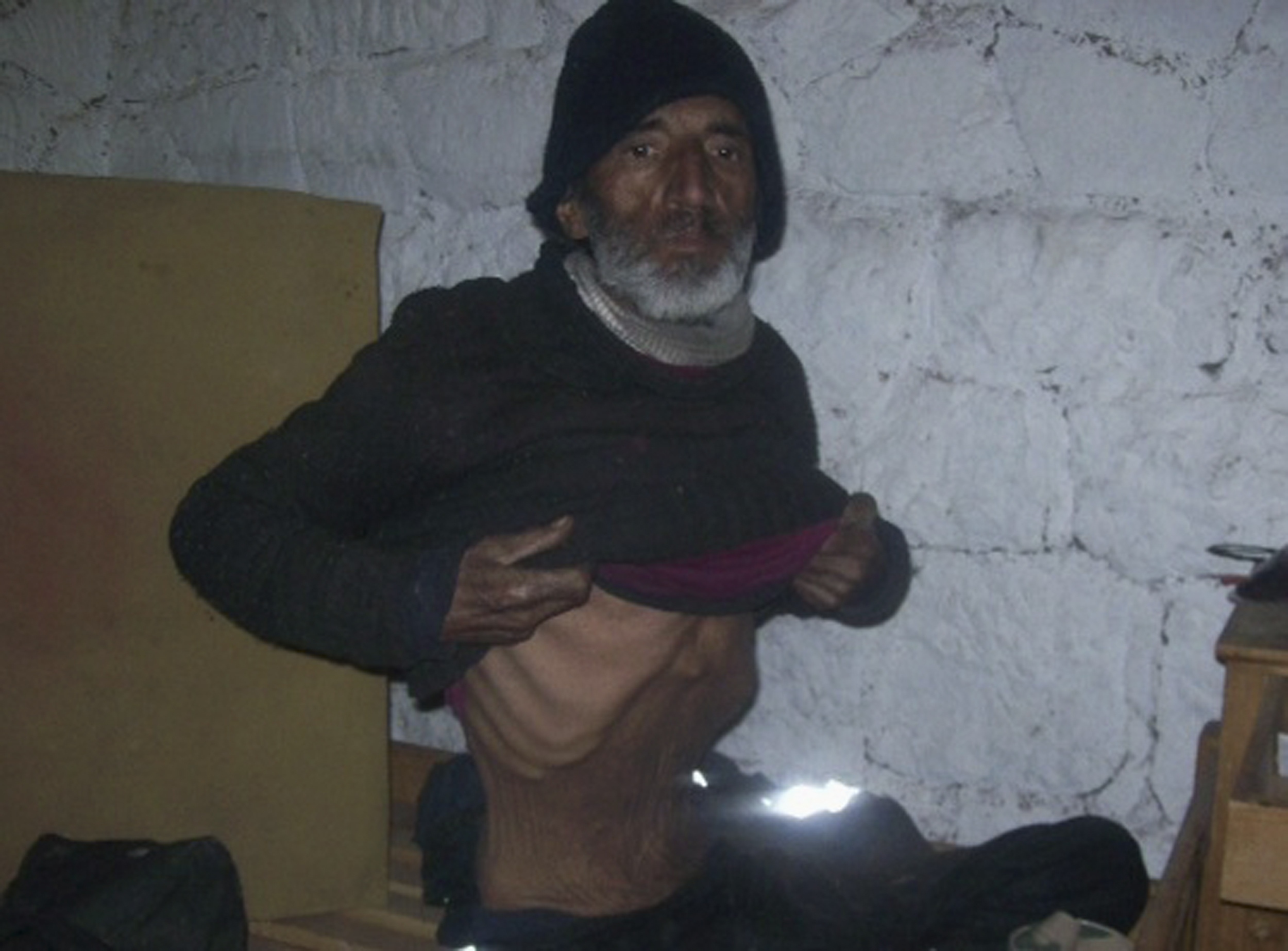 Ο 58χρονος Ραούλ Φερνάντο Γκόμεζ δείχνει πως έχει αδυνατίσει μετά από 4 μήνες στα βουνά των Άνδεων - ΦΩΤΟΓΡΑΦΙΑ REUTERS