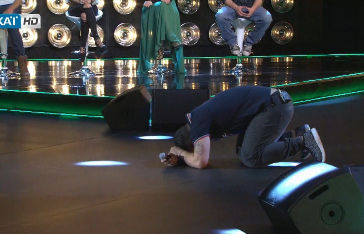 X Factor: Γονάτισε από το άγχος του ο Πιλάτος! Κατάφερε να πάρει την καρέκλα;