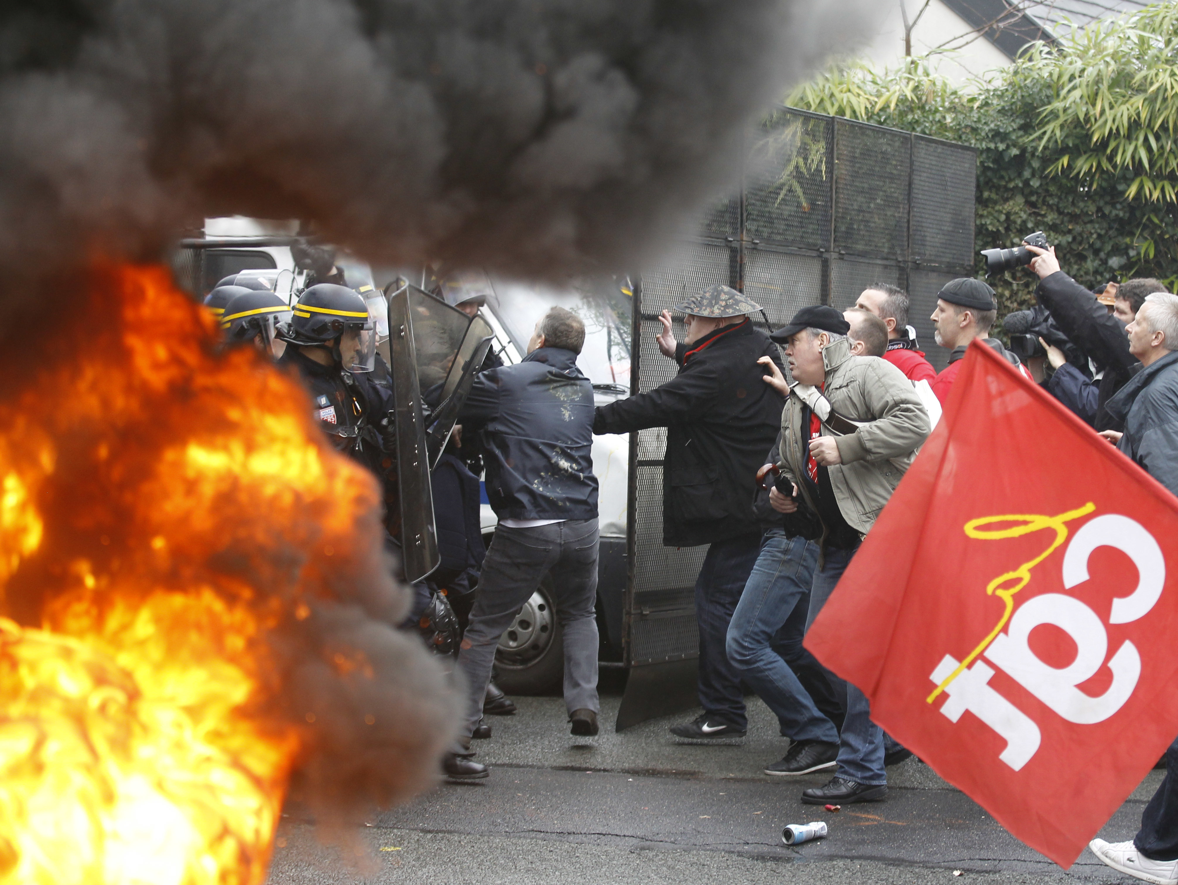 Βίαια επεισόδια έξω από το εργοστάσιο της Goodyear στο Παρίσι (ΦΩΤΟ και ΒΙΝΤΕΟ)
