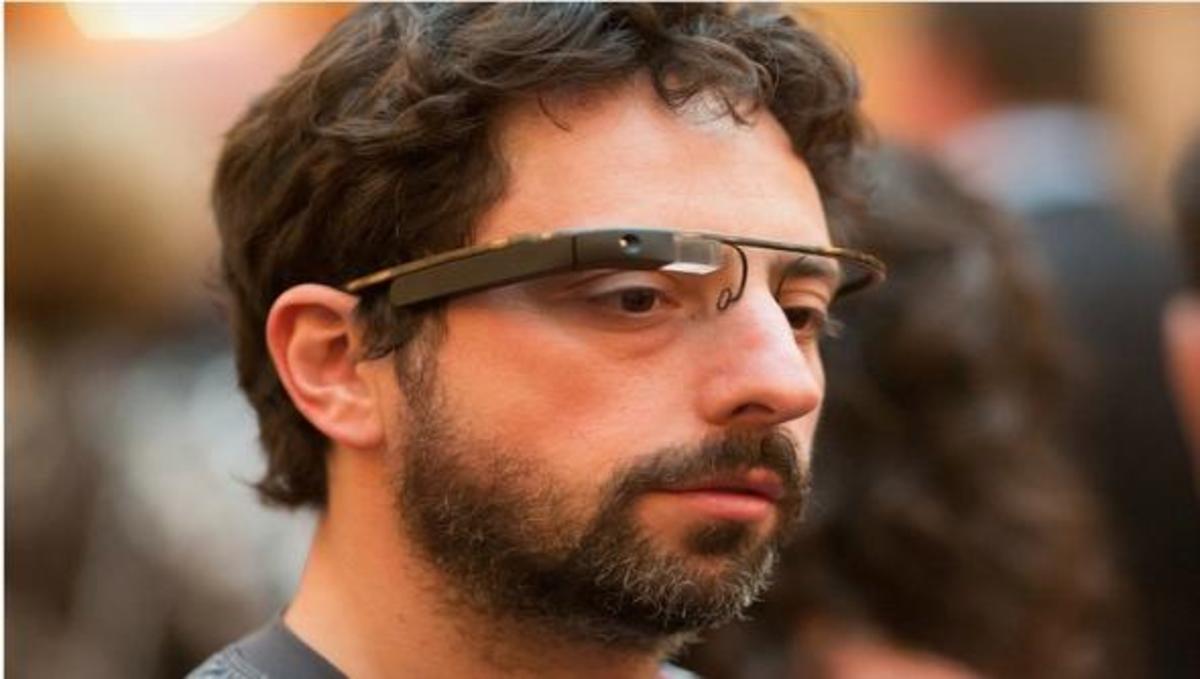 To αφεντικό της Google κυκλοφορεί με τα πρωτότυπα Hi-Tech γυαλιά της εταιρίας!