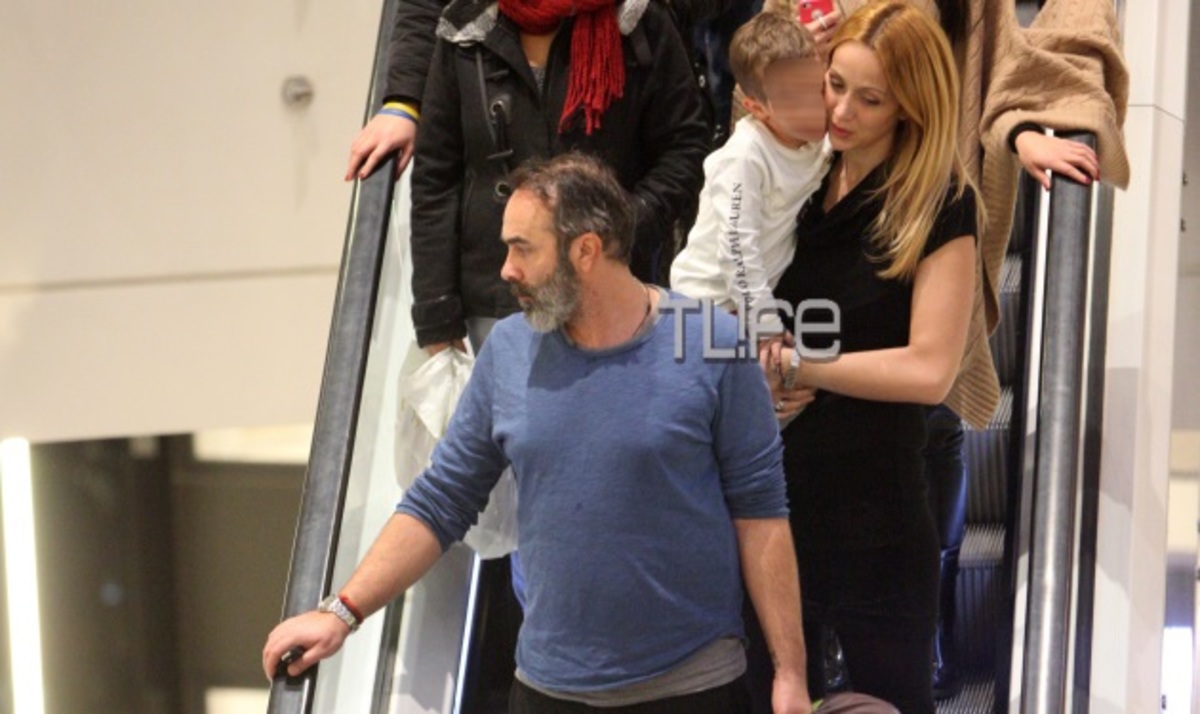 Σπάνια εμφάνιση του συνεργάτη της Μενεγάκη με τη γυναίκα του και το γιο του