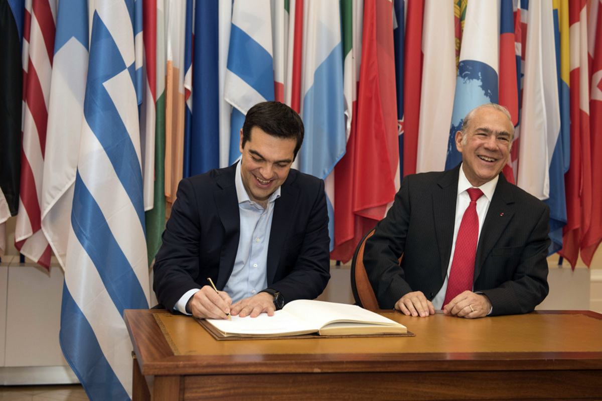 Τσίπρας – Γκουρία υπέγραψαν συμφωνία για νέα εργαλειοθήκη από τον ΟΟΣΑ