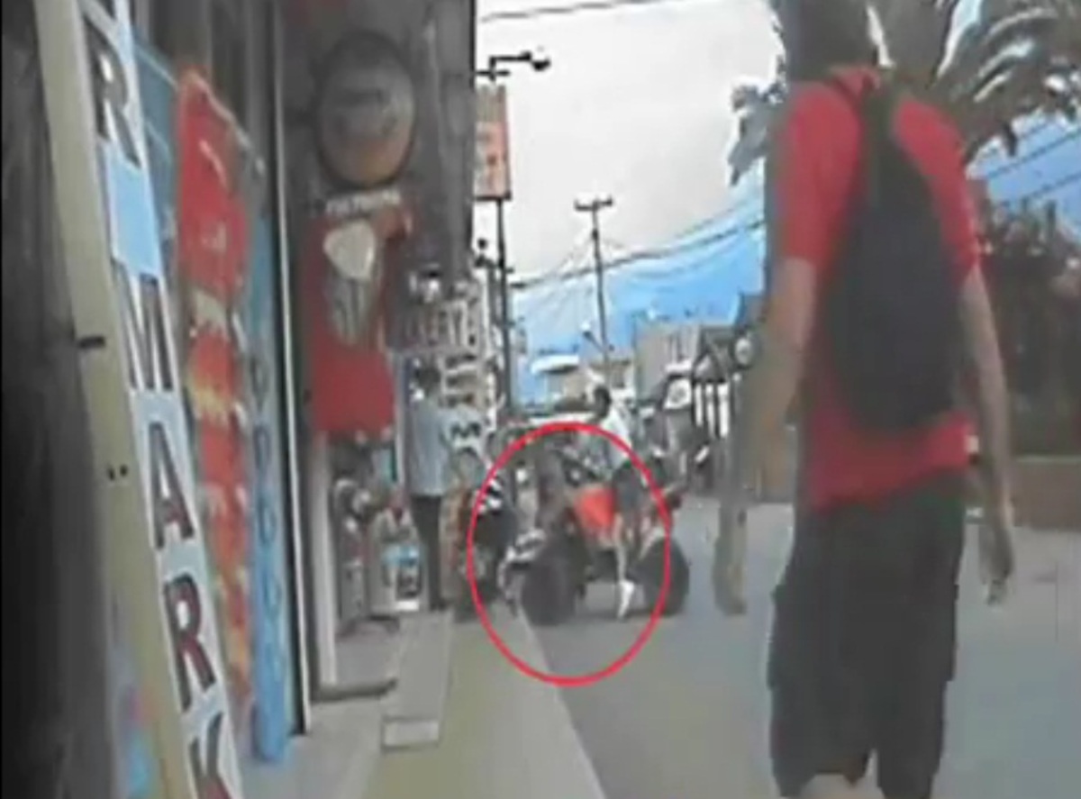 Ηράκλειο:Ατύχημα στην κάμερα- Τουρίστας πέφτει με ”γουρούνα” σε μωρό!