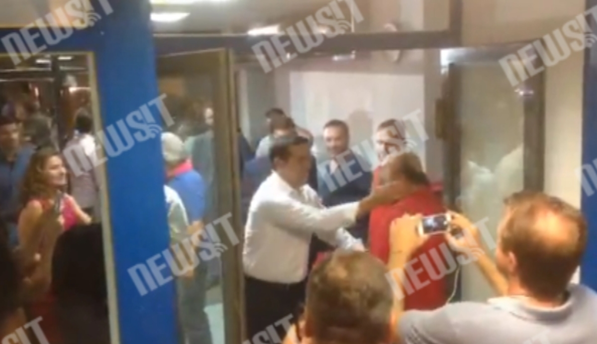 Τσίπρας στα γραφεία ΣΥΡΙΖΑ