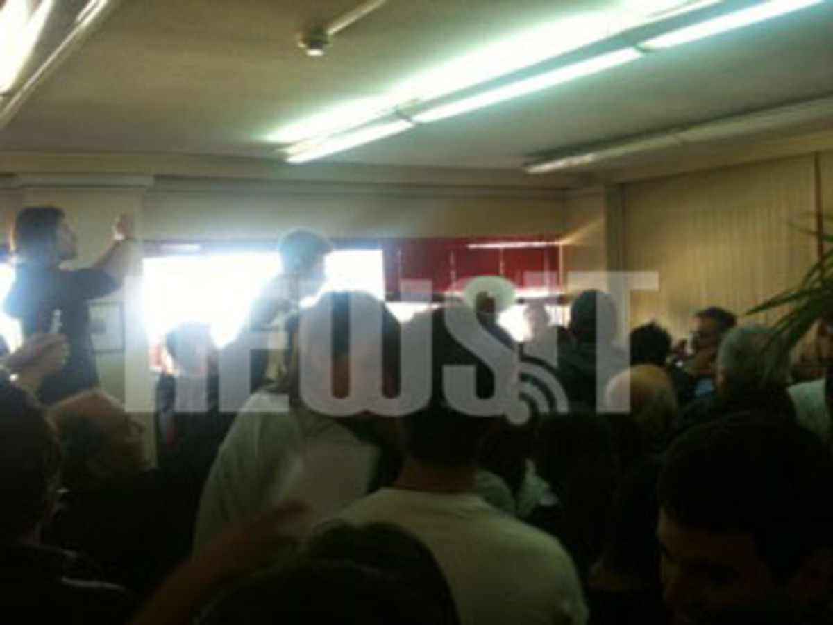 Μαθητές και καθηγητές έκαναν 4 ώρες κατάληψη σε κτίριο του υπ. Παιδείας – Δείτε φωτό και video