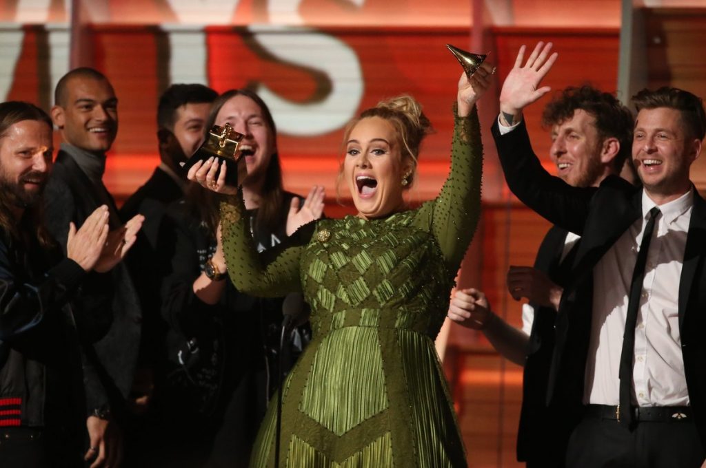 Grammy: Σάρωσε η Adele! Έκανε την Beyonce να δακρύσει: “Έπρεπε να κερδίσει” [pics, vids]