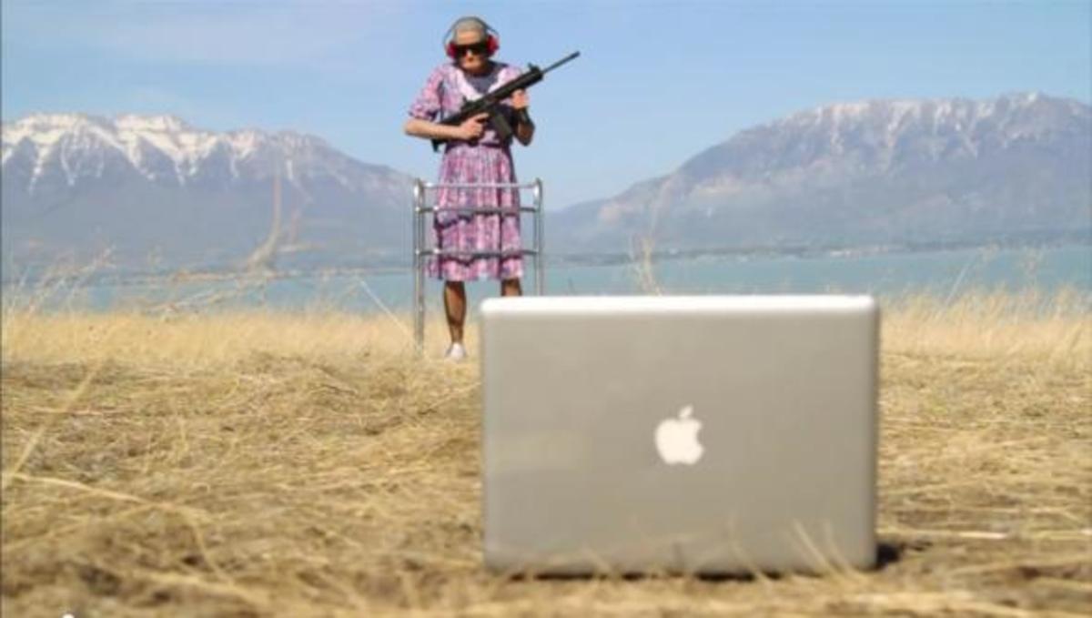 Δείτε μία γιαγιά να κάνει σκοποβολή με iPhone και MacBook!