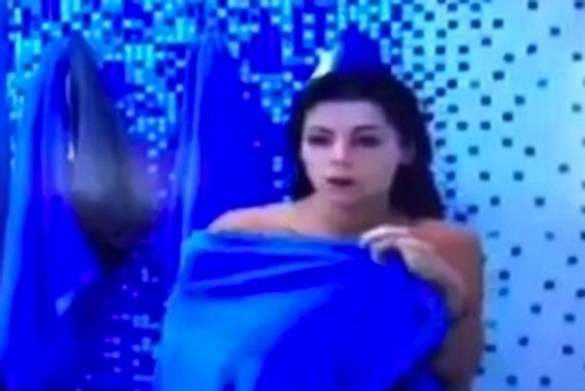 Έβγαλε την πετσέτα κι έδειξε το στήθος της ζωντανά στο δελτίο ειδήσεων!