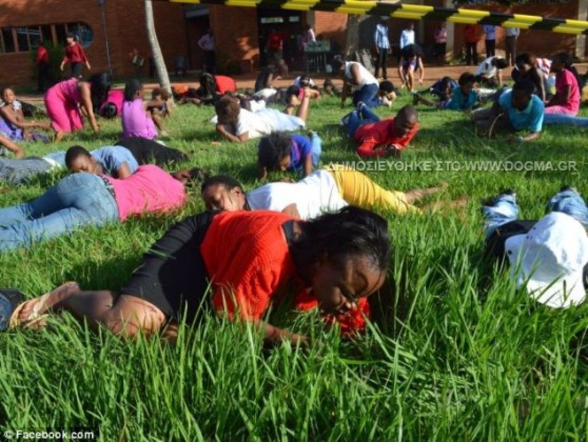 Πάστορας έβαλε τους πιστούς να φάνε γρασίδι για να ερθουν κοντά στον Θεό! ΦΩΤΟΓΡΑΦΙΕΣ