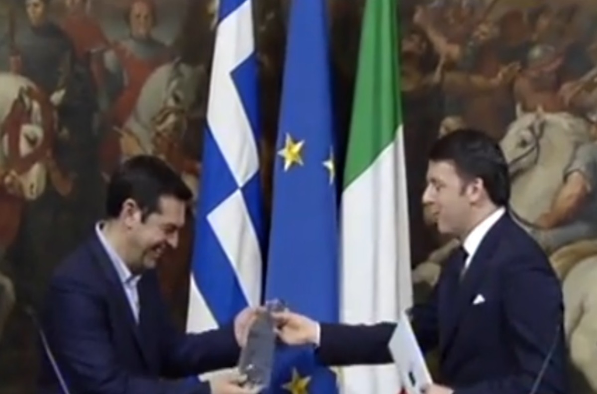 Ο Ρέντσι έχει χιούμορ! Έκανε δώρο στον Τσίπρα γραβάτα! (ΒΙΝΤΕΟ)