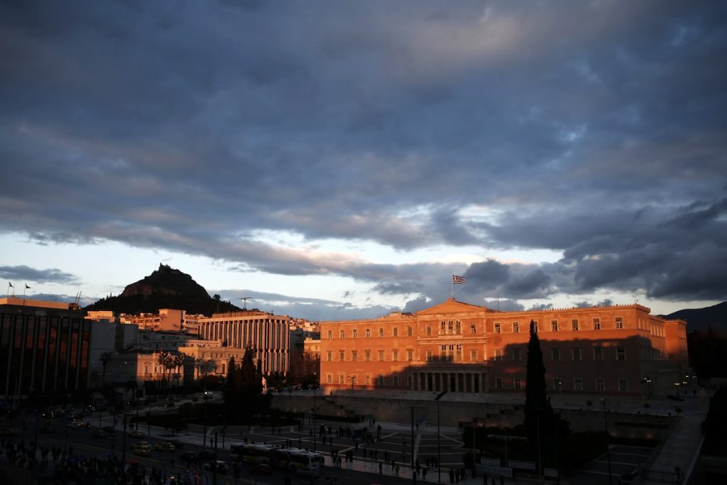 Bloomberg: Η Ελλάδα χρειάζεται νέο “κούρεμα”