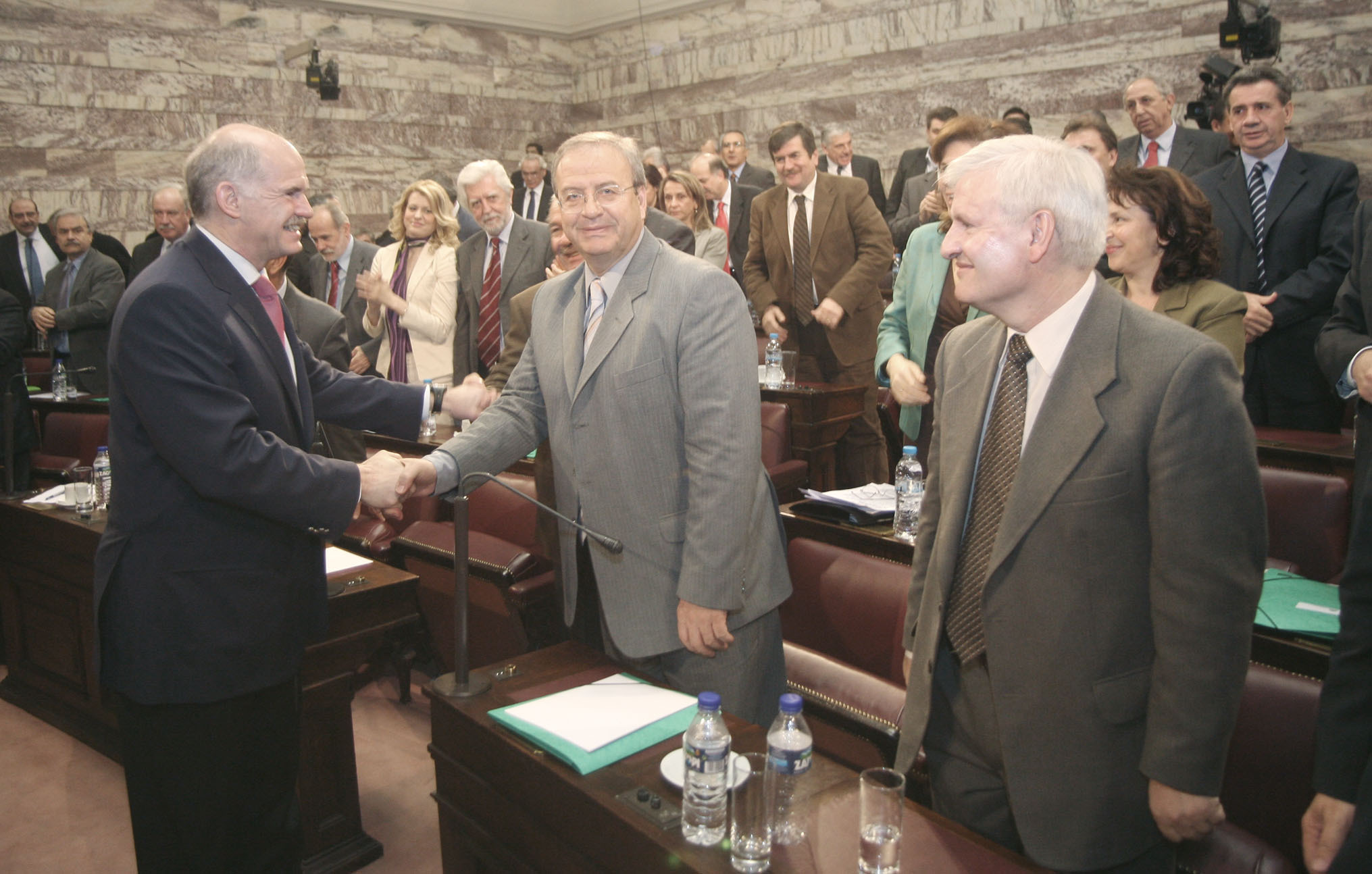 Ο Γρηγοράκος καλεί τον Βενιζέλο να διαγράψει τον Παπανδρέου