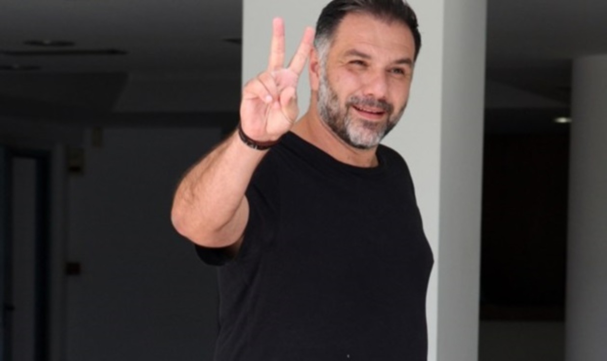 Ο Γρηγόρης Αρναούτογλου αποκαλύπτει αν μαγειρεύει καλύτερα η μητέρα του ή η σύντροφός του