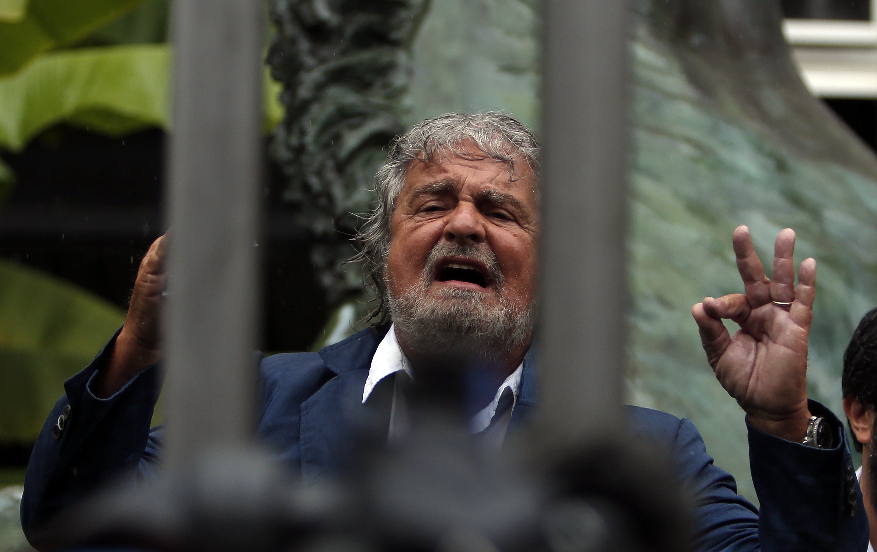 Ιταλία: Ατέλειωτο… σόου του Γκρίλο – Καταθέτει πρόταση μομφής κατά του Ναπολιτάνο