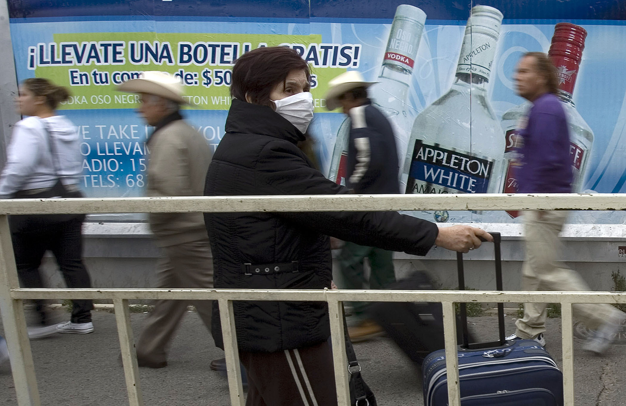 Πολίτες με μάσκες εξαιτίας της νέας γρίπης ΦΩΤΟ EUROKINISSI