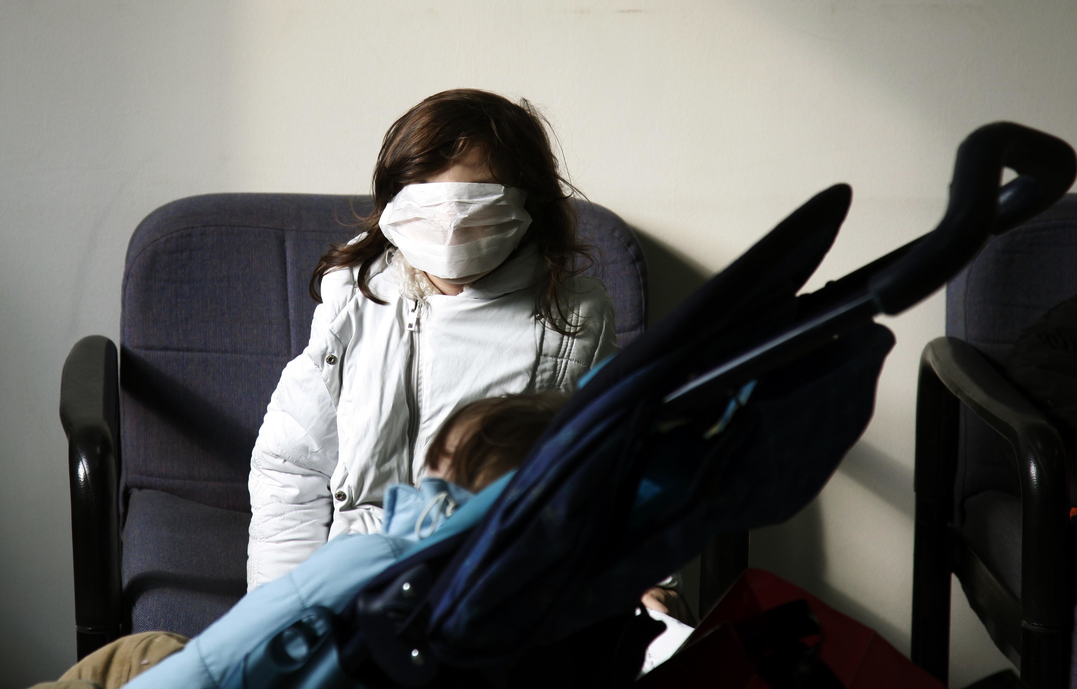 Παιδί με μάσκα για τη γρίπη ΦΩΤΟ EUROKINISSI