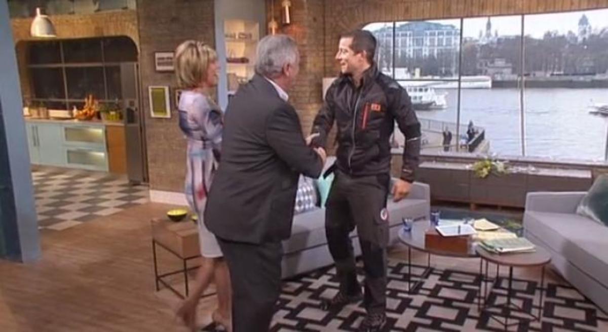 Ο Bear Grylls από το «Man vs Wild» μπήκε σε στούντιο σπάζοντας το παράθυρο