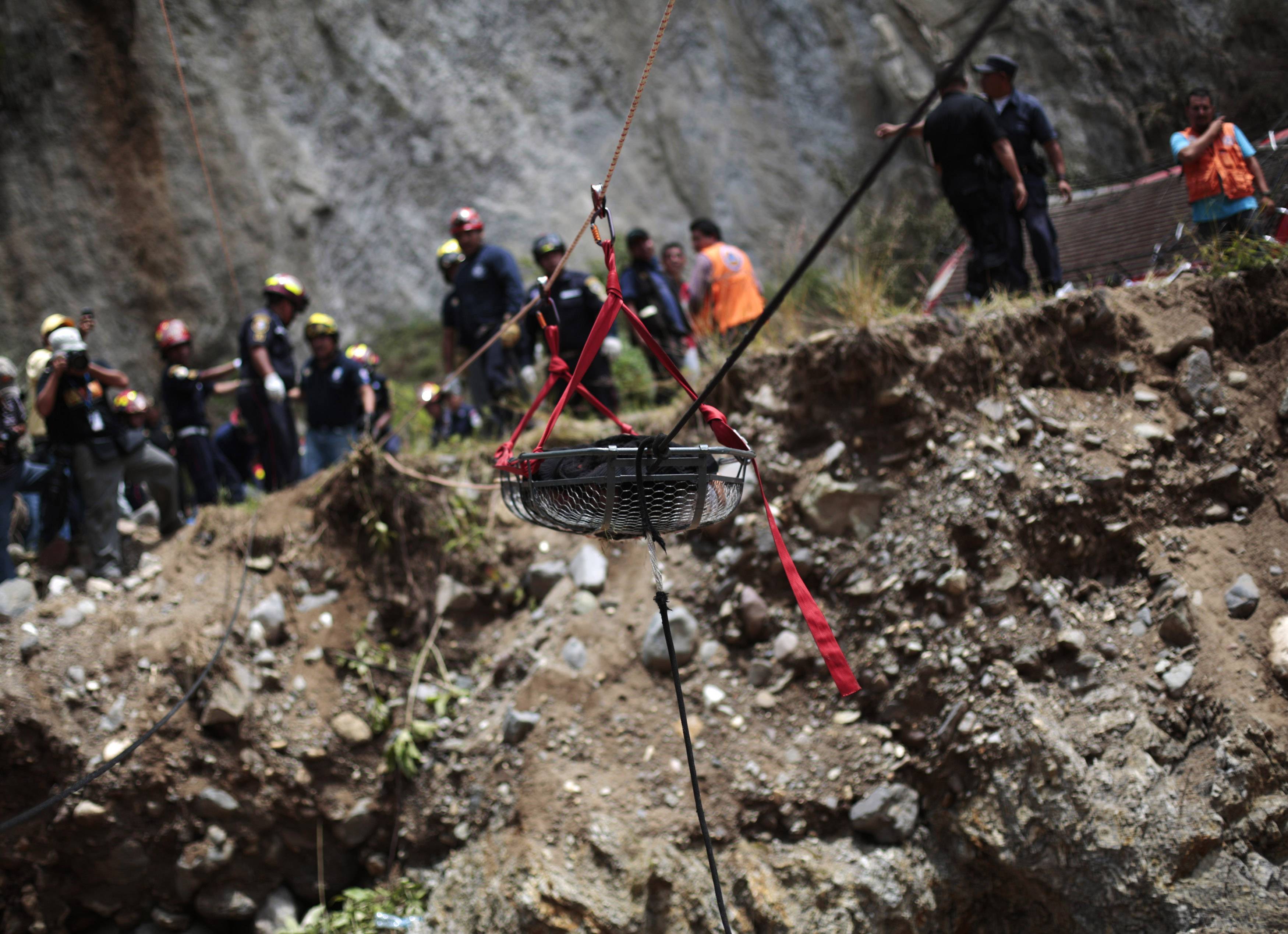 Τραγωδία στη Γουατεμάλα, 43 νεκροί σε πτώση λεωφορείου σε χαράδρα – Συγκλονιστικές ΦΩΤΟ