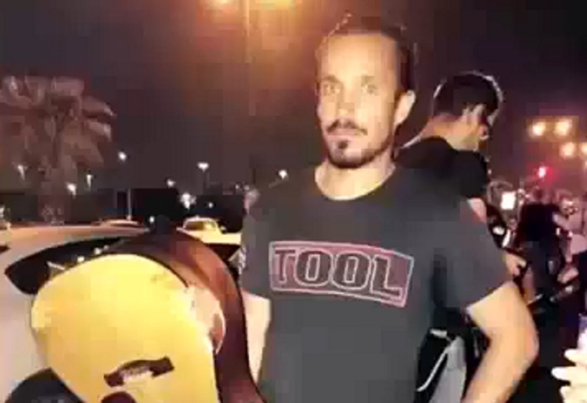 Πλανόδιος κιθαρίστας έσπασε την κιθάρα στο κεφάλι ένοπλου παλαιστίνιου – ΒΙΝΤΕΟ