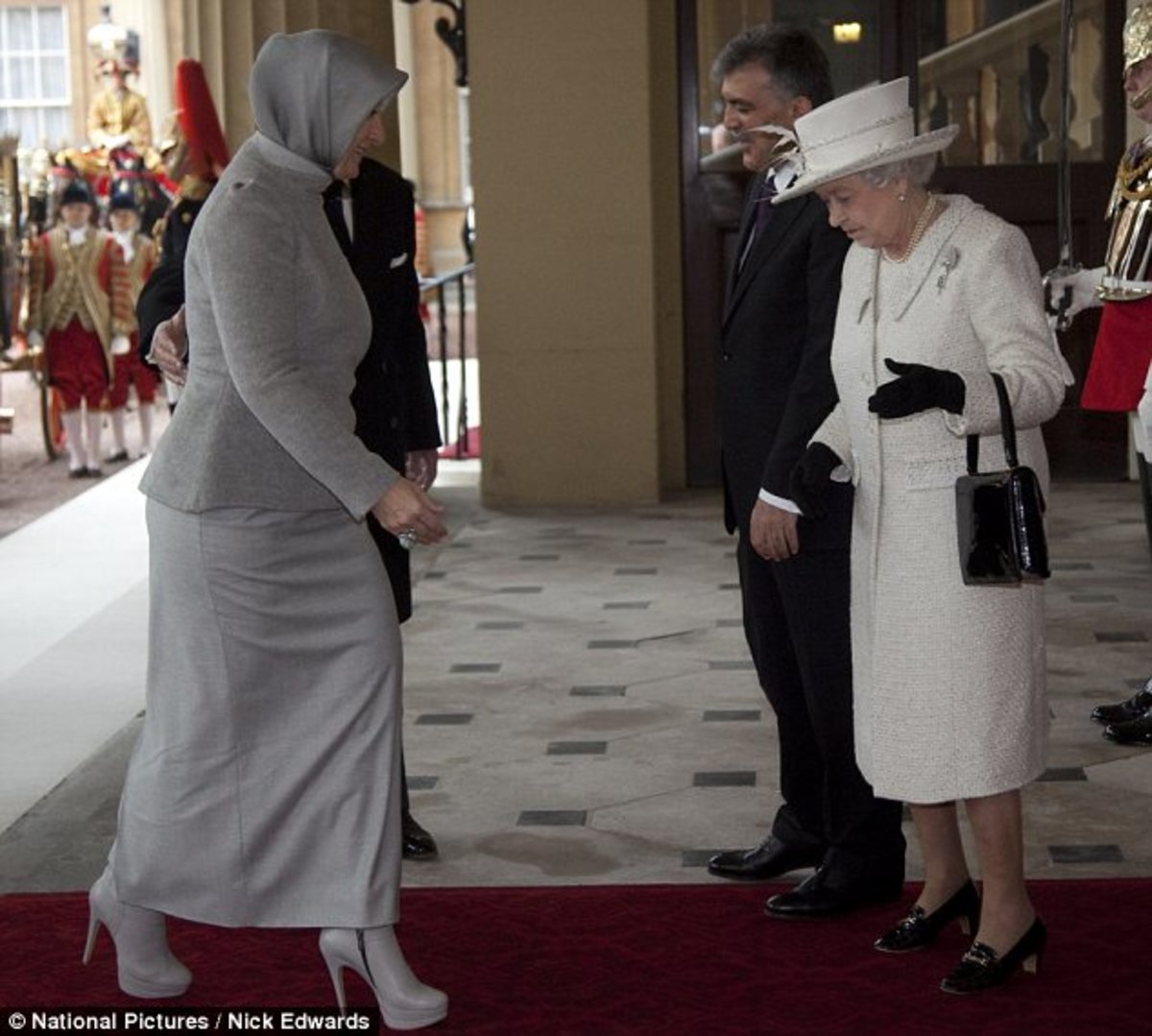 Η Πρώτη Κυρία της Τουρκίας λατρεύει τα ψηλοτάκουνα και προκαλεί την περιέργεια της Ελισάβετ!