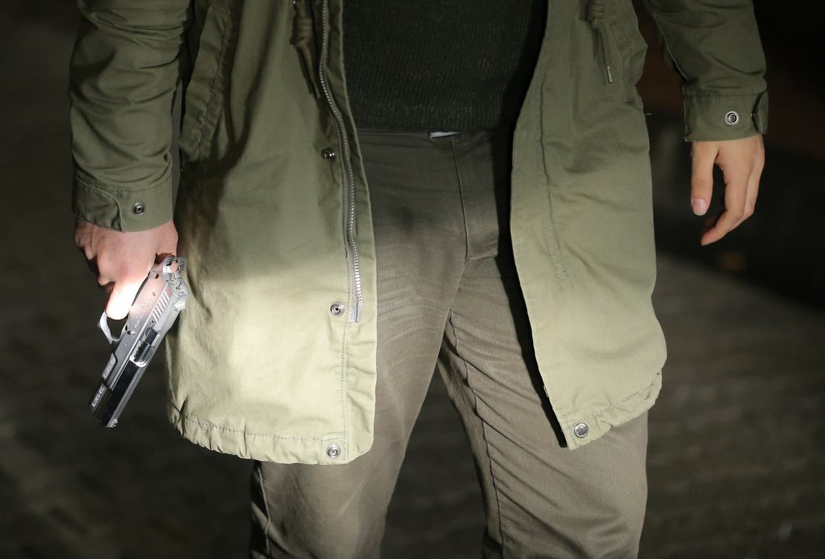 Πιστολέρο τρέλανε τον Πειραιά! Πυροβολούσε στον αέρα!