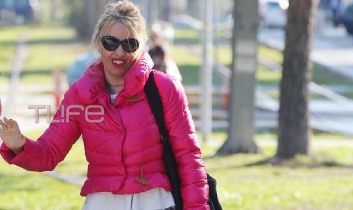 Γωγώ Μαστροκώστα: Βόλτα με casual look στη Γλυφάδα!