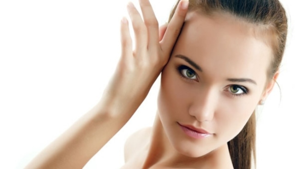 Έτσι θα απαλλαγείτε από την “γυαλάδα” στο πρόσωπο λόγω ζέστης και υγρασίας