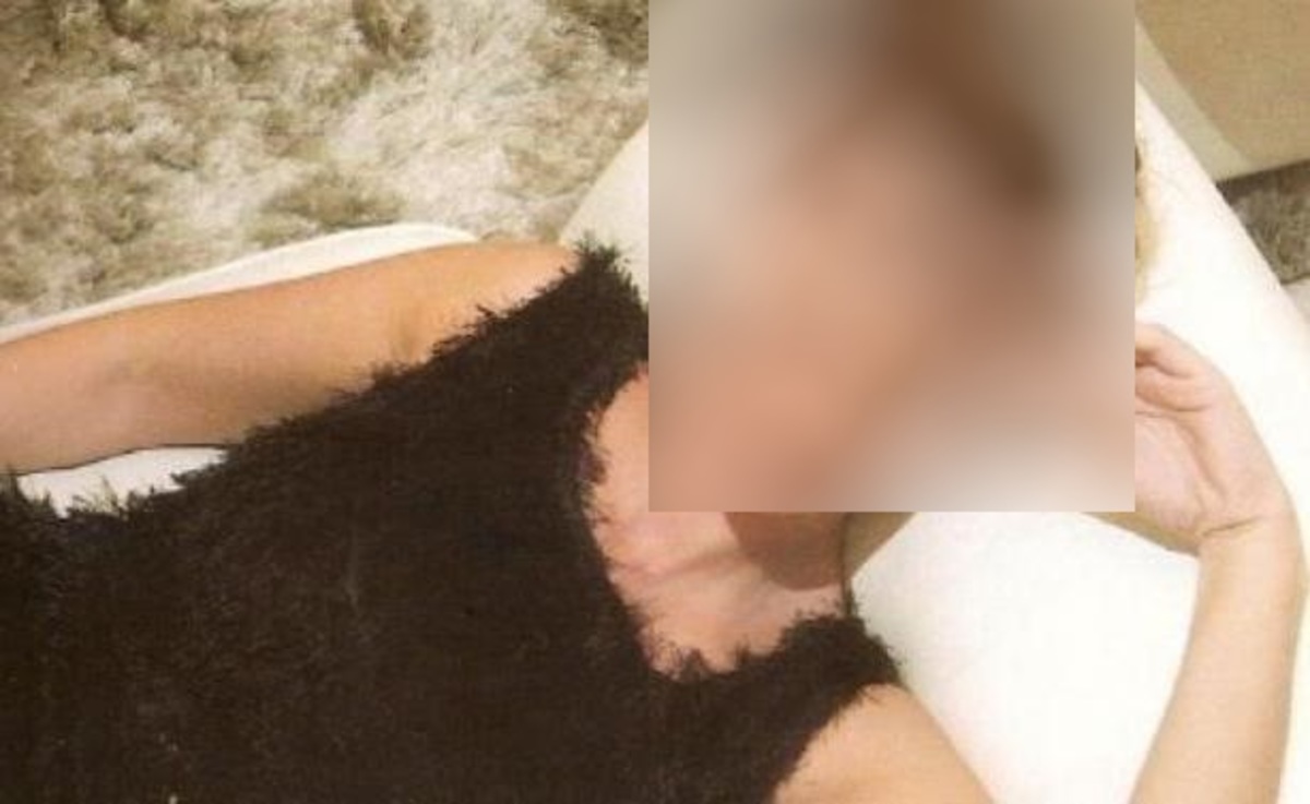 «Είμαι ξαπλωμένη σε ένα κρεβάτι με τα πόδια ανοιχτά…»