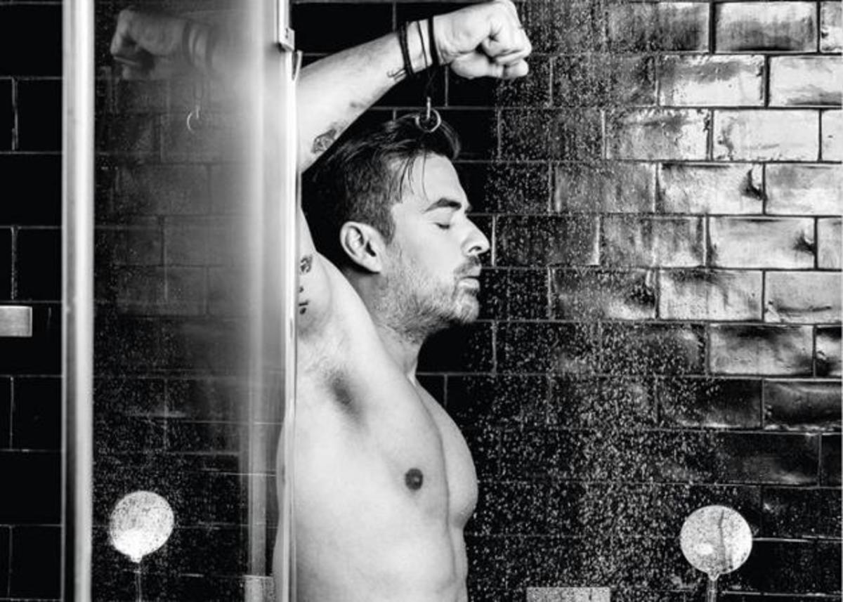Οι celebrities φωτογραφίζονται γυμνοί για το AIDS!