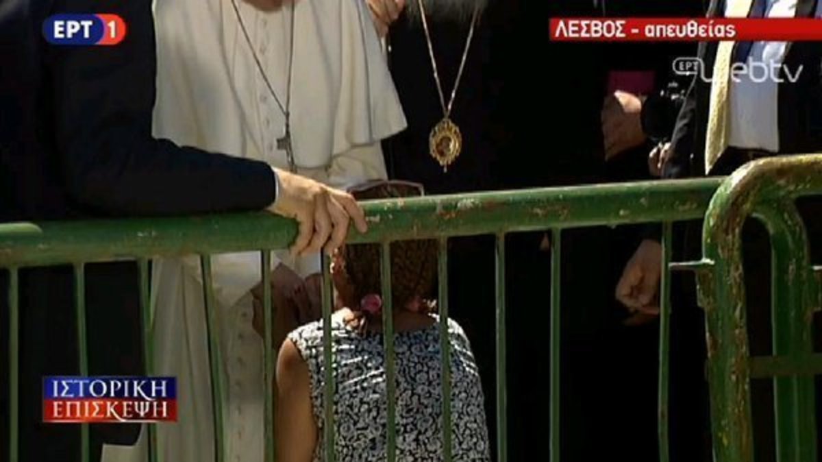 Γυναίκα “έσπασε” τον κλοιό για να δει τον Πάπα (ΦΩΤΟ)