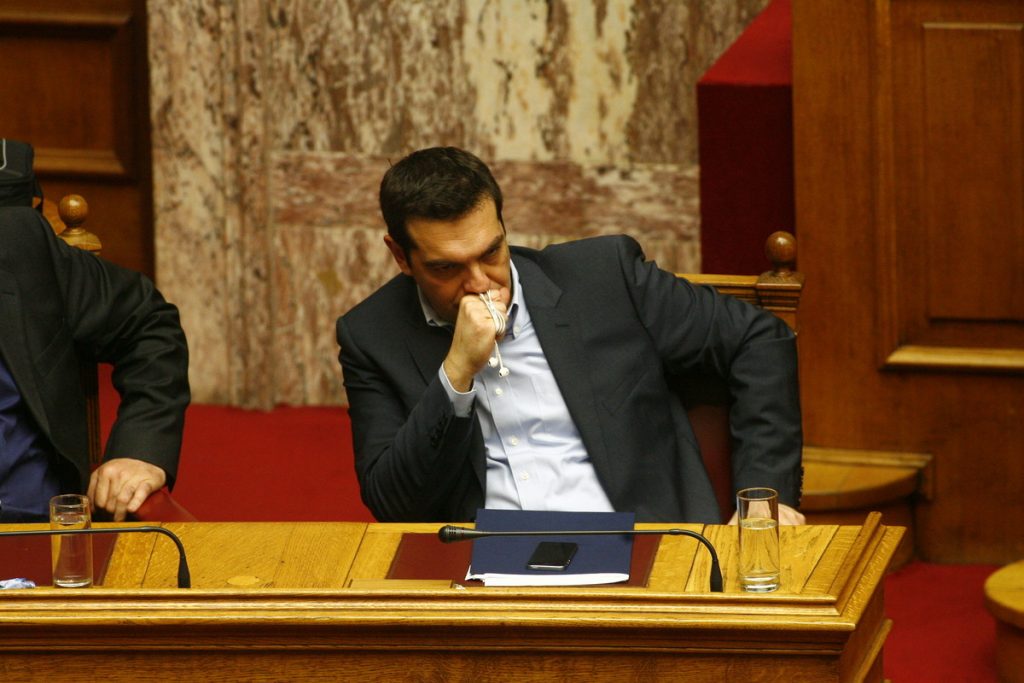 Τι… παίζει ο Α. Τσίπρας στη Βουλή;