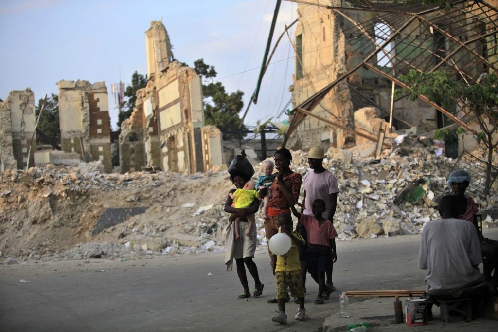Αϊτή: Εφερε και τύφο η περίοδος των βροχών – Σε απόγνωση οι σεισμοπαθείς