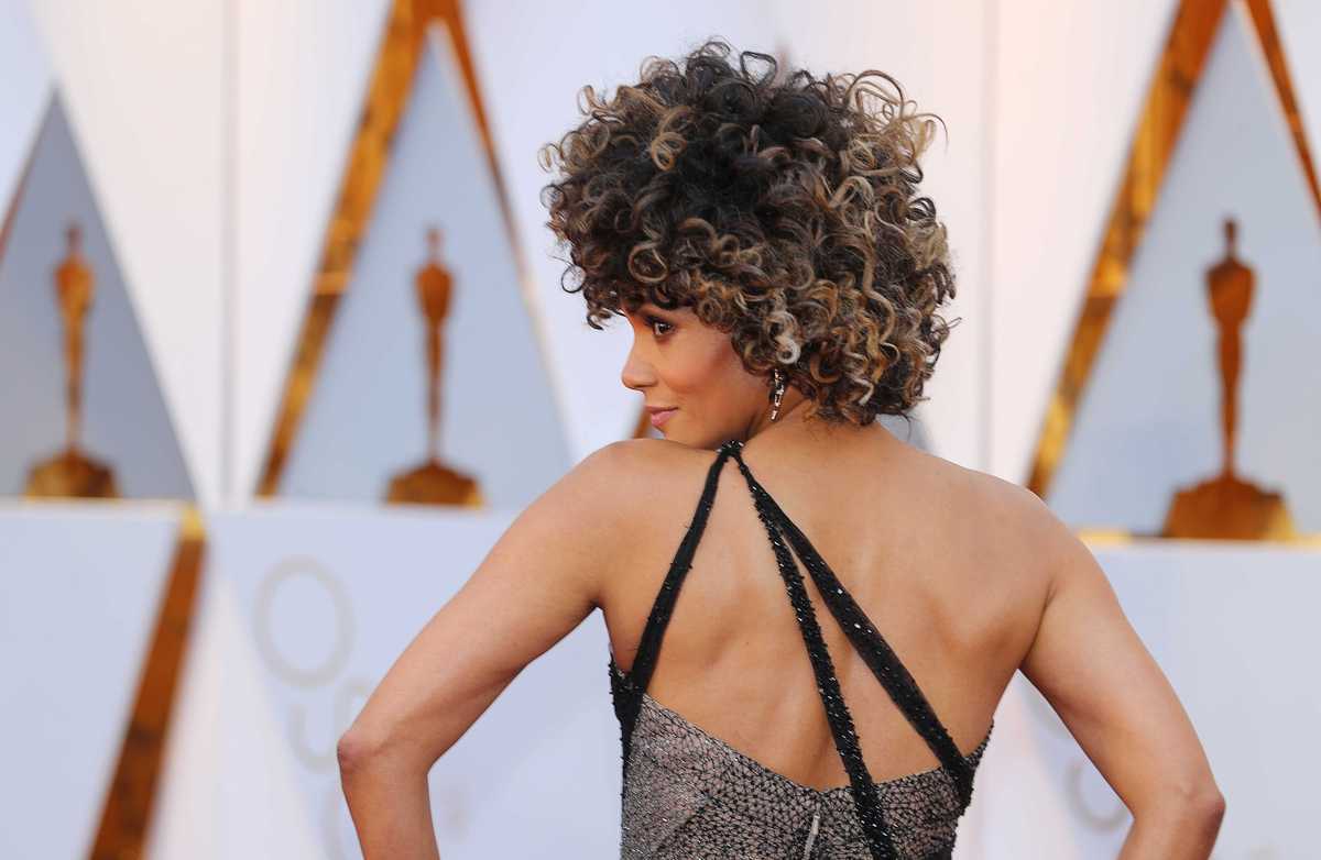 Η Halle Berry μετά τα Όσκαρ τα πέταξε όλα και έπεσε στην πισίνα! [vid]