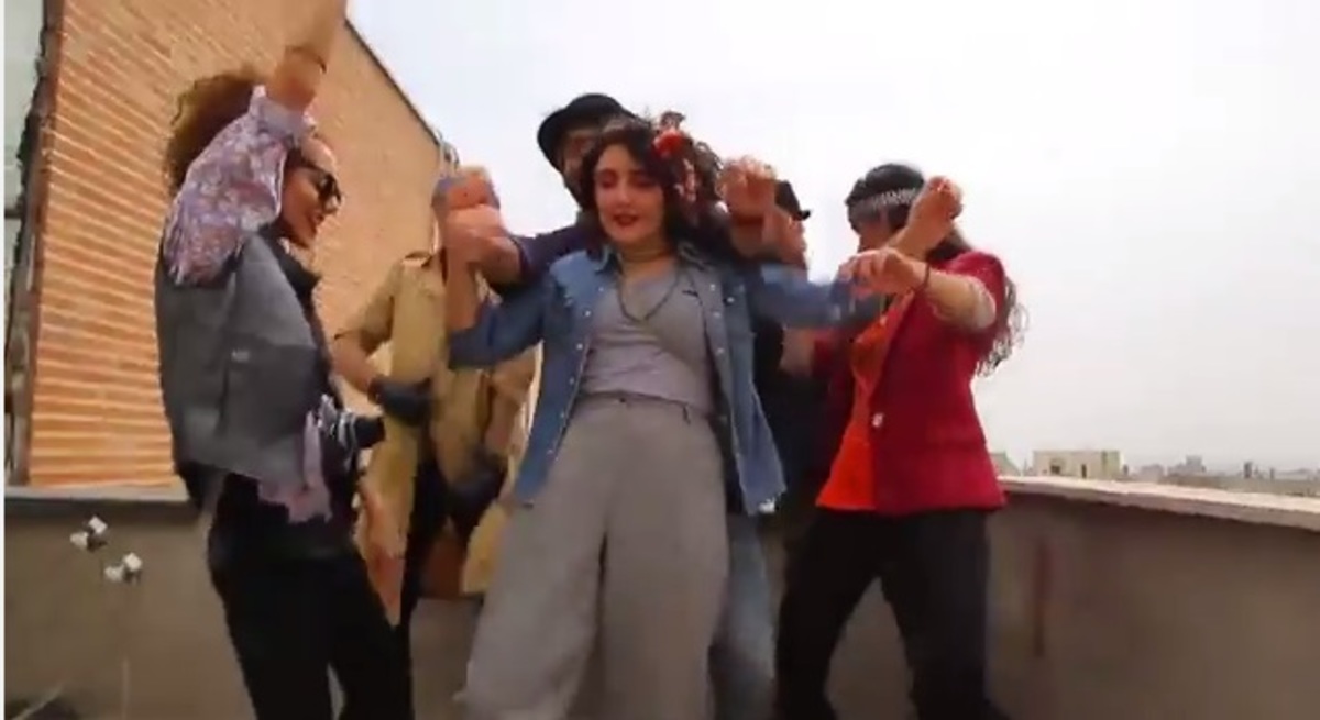 Τους συνέλαβαν γιατί ανέβασαν βίντεο που χόρευαν το “Happy”! (video)