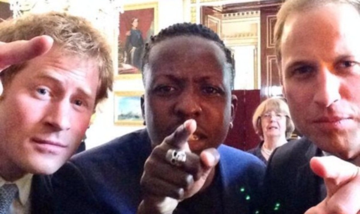 Η πρώτη βασιλική selfie! Ο William και ο Harry ποζάρουν στο Buckingham