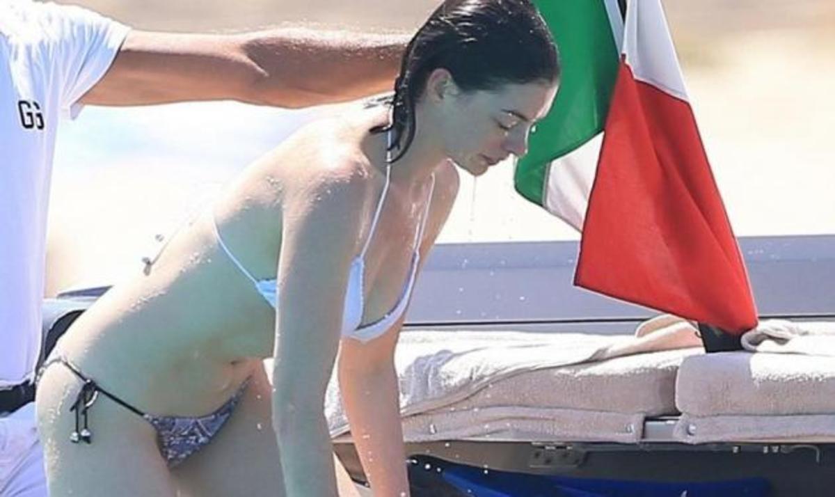 Με μαγιό στη θάλασσα και χωρίς ρετούς η Anne Hathaway