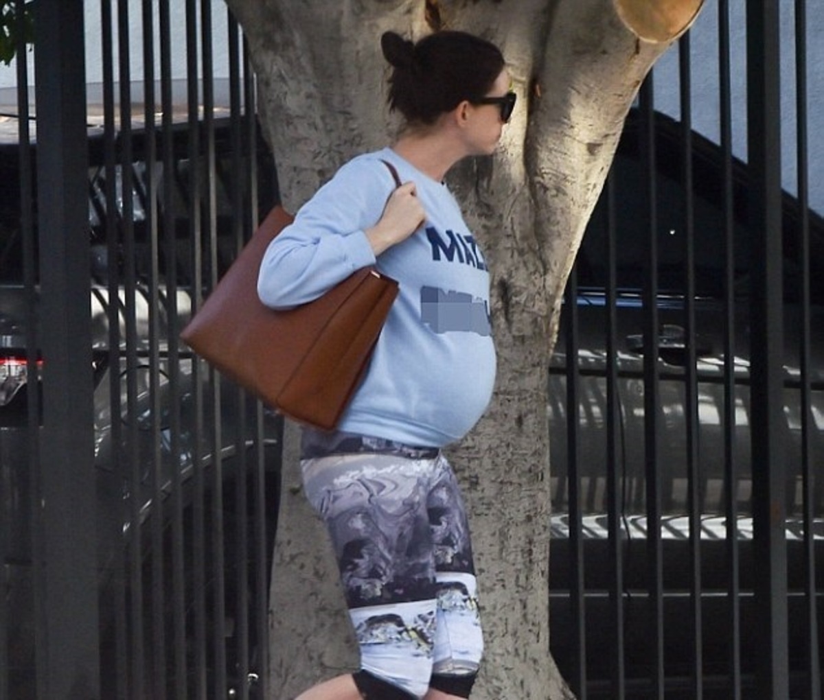 Anne Hathaway: Μπήκε στον 8ο μήνα της εγκυμοσύνης και συνεχίζει τη γυμναστική!