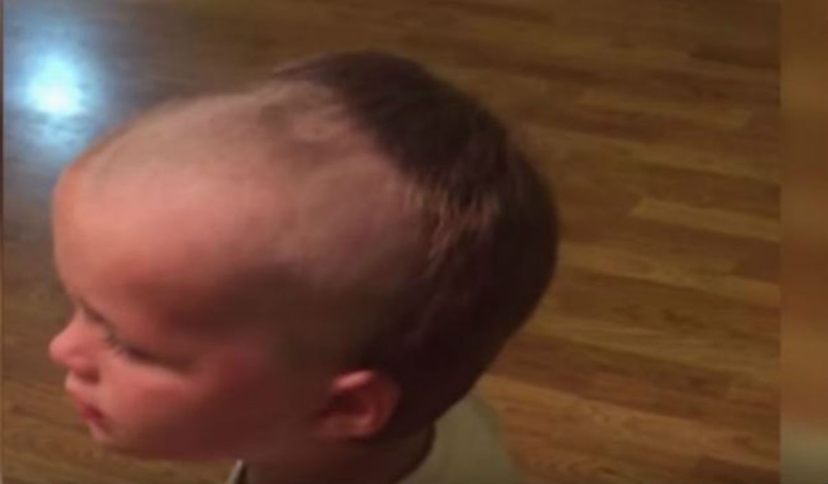 Αγοράκι πήρε την ξυριστική μηχανή του πατέρα του και ξύρισε το κεφάλι του – Δείτε πως έγινε!
