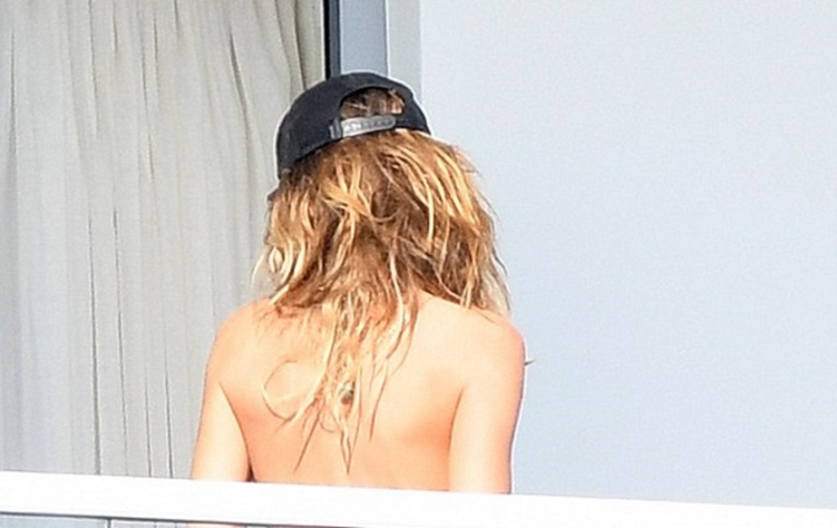 Βγήκε γυμνή στο μπαλκόνι ξενοδοχείου και οι παπαράτσι έκαναν… χρυσές δουλειές!